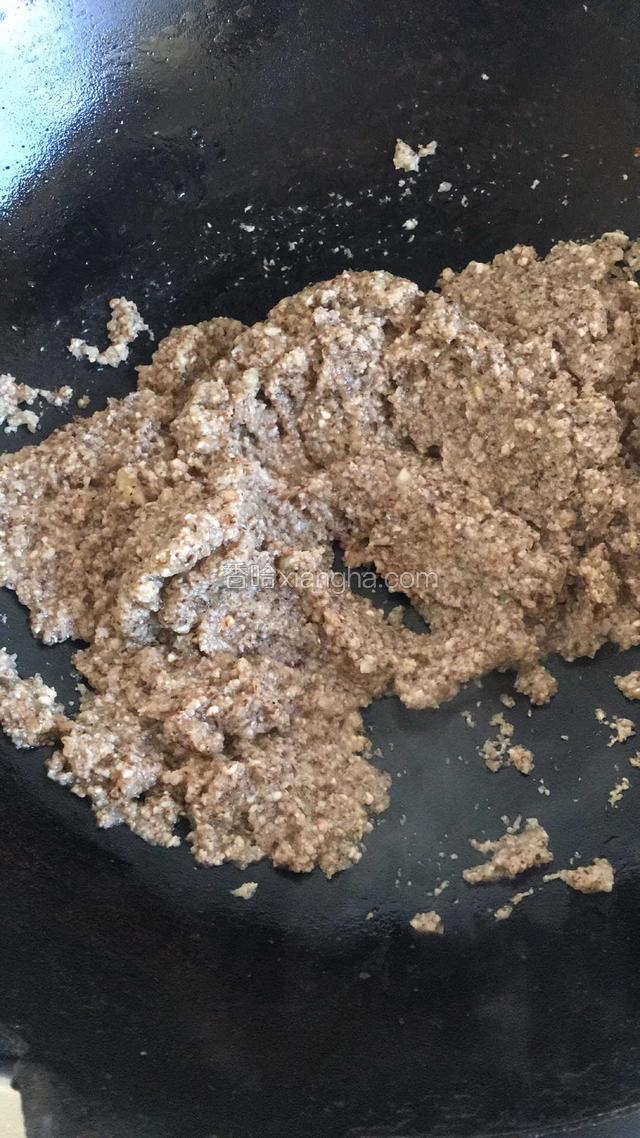 然后少量橄榄油，大火炒，要把蘑菇和洋葱里的水分炒出来，加一点点黄油，现磨黑胡椒，盐，要掌握火候，不能完全炒干，要留一点点水分
