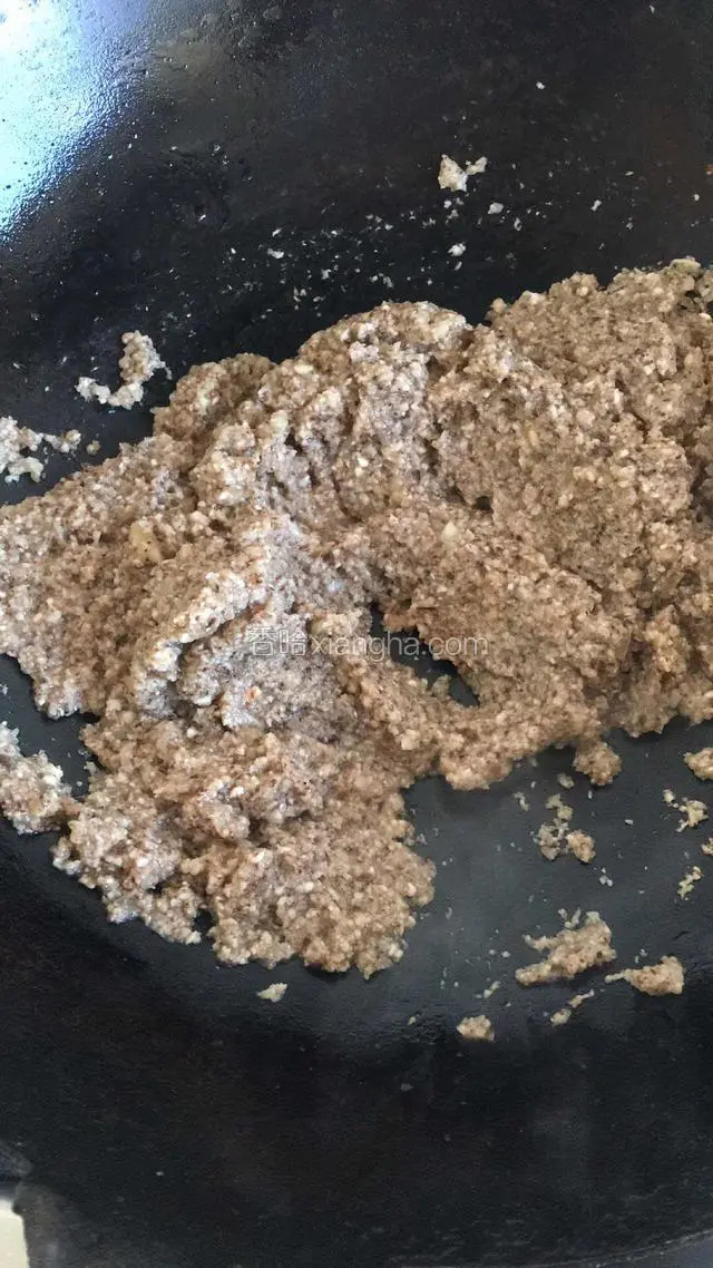 然后少量橄榄油，大火炒，要把蘑菇和洋葱里的水分炒出来，加一点点黄油，现磨黑胡椒，盐，要掌握火候，不能完全炒干，要留一点点水分