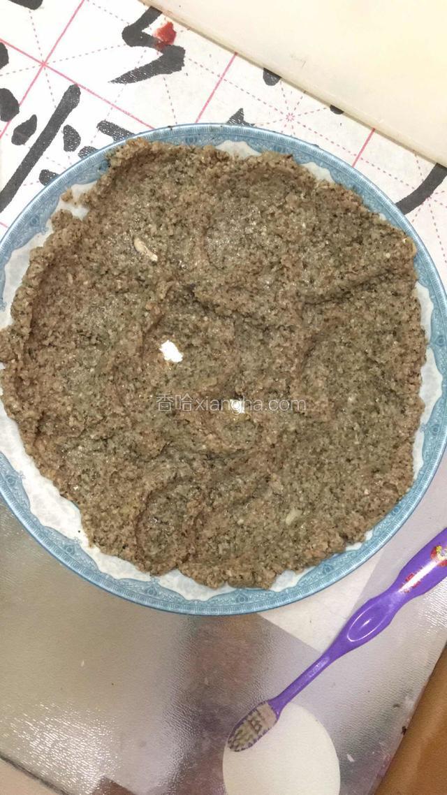 炒好的蘑菇蓉盛在盘子里摊平，放进冷藏晾凉