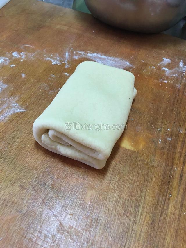 然后把醒好的面团拿出来擀成饼皮，里面加少量的黄油，再折叠起来，再进冷藏15分钟