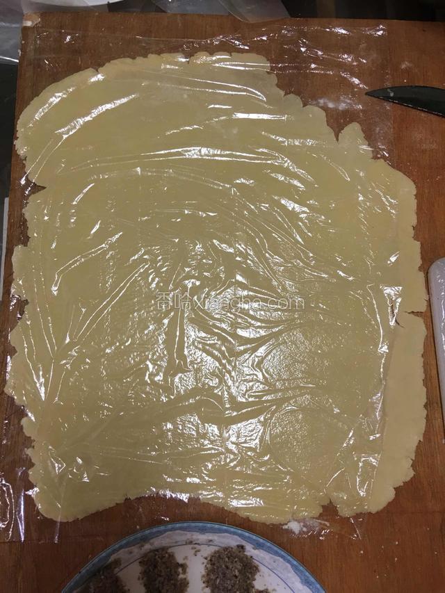 取出后再折叠的情况下擀成酥皮备用