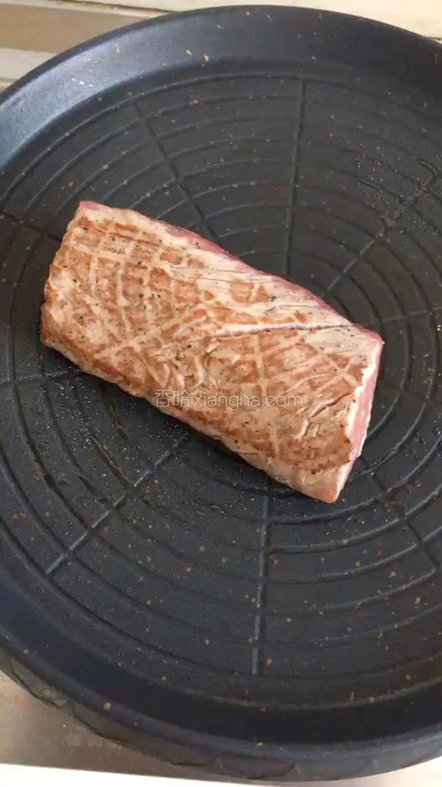 把每个面煎15～20秒就可以，颜色很漂亮吧