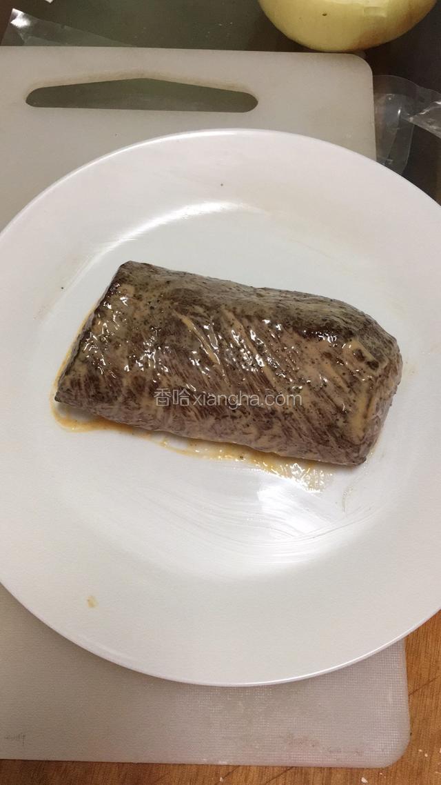均匀的涂抹上黄芥末酱