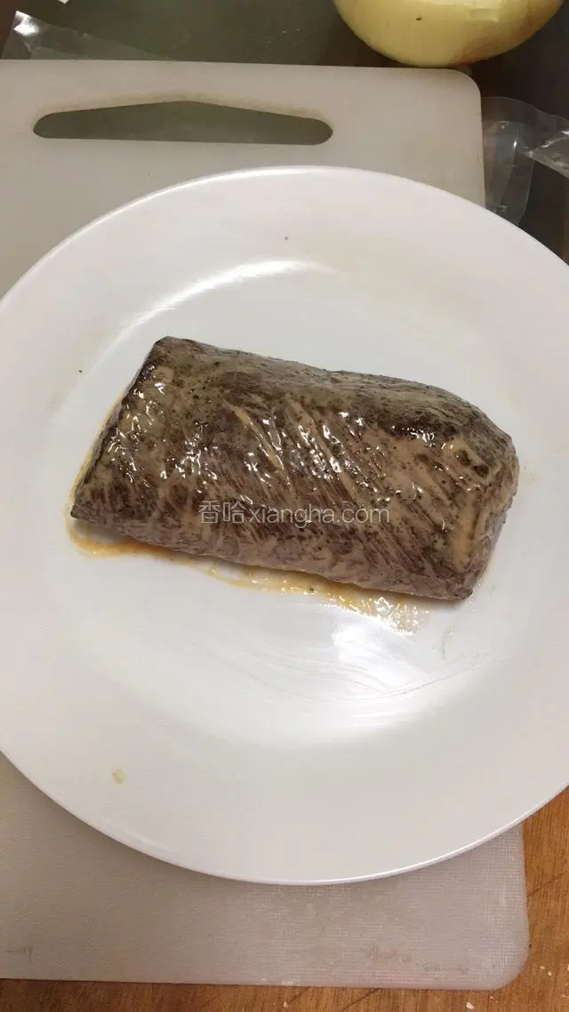 均匀的涂抹上黄芥末酱