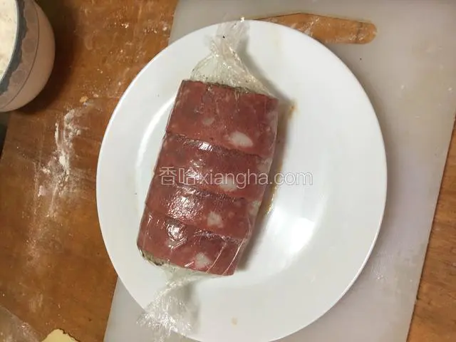 卷起来，放在冷藏室里半小时定型