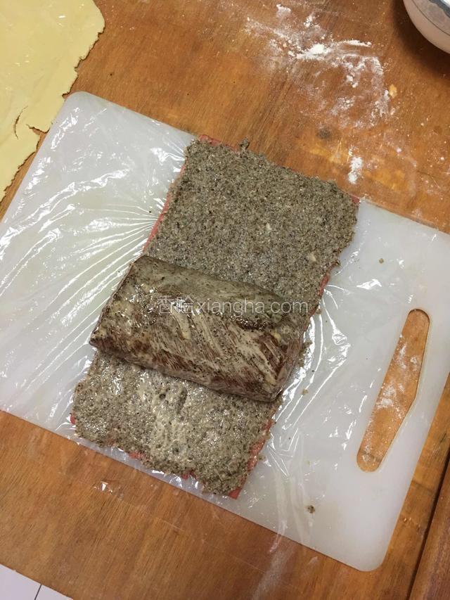 然后把菲力放在蘑菇蓉上