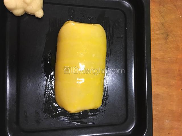 烤箱预热180度，把包好酥皮的牛排放在烤盘里，涂抹上蛋黄液，切记是蛋黄，不是全蛋液，不要蛋白