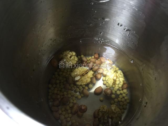 把泡好的食材放入豆浆机内，加水至最高水位。