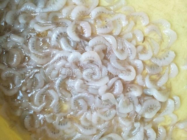 虾去头洗净