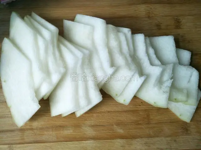 冬瓜削皮洗净切薄片