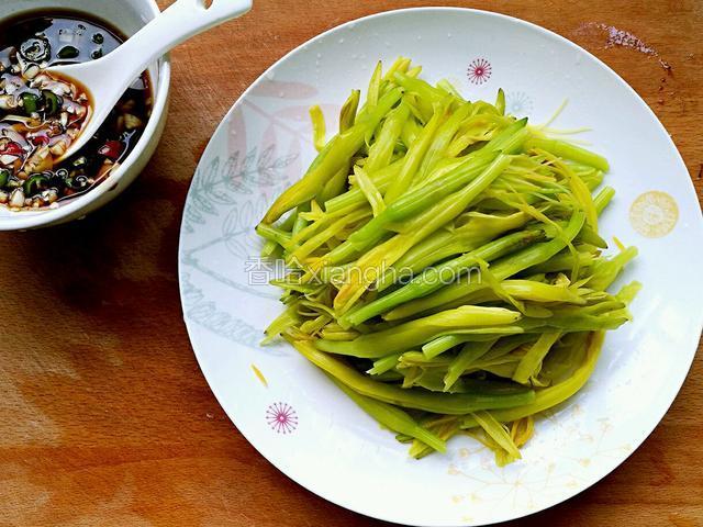 黄花菜沥干水分，摆放盘中