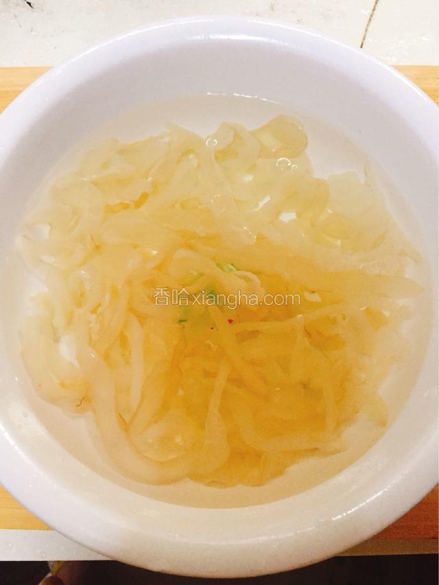 海蜇丝比较咸，要提前一晚清水浸泡一夜