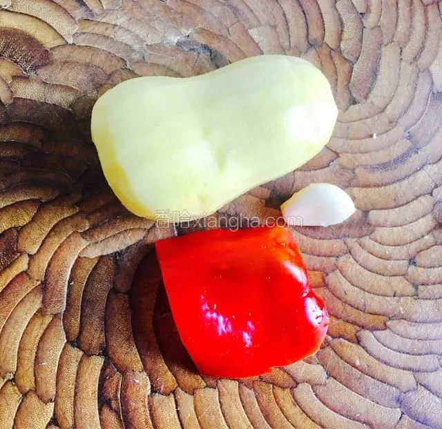 土豆去皮后和红椒大蒜一起洗净。