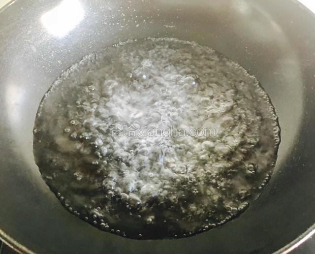 锅中烧开水。