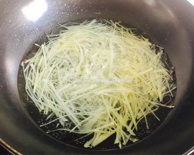 将土豆丝放进开水中汆烫一分钟捞起沥干水份。