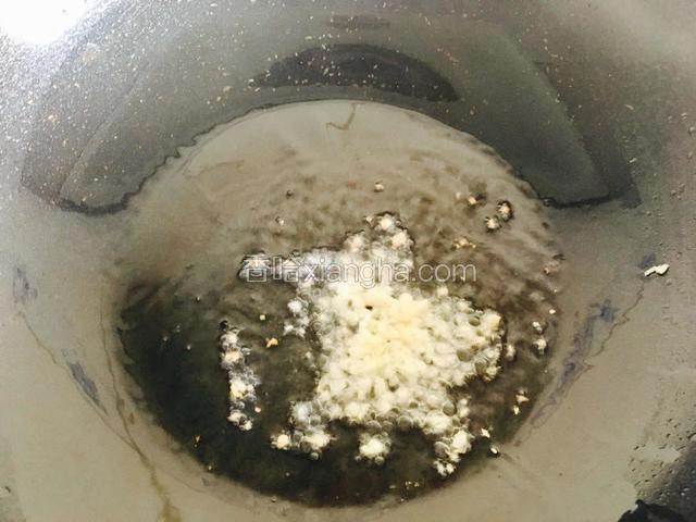 锅中烧热油下蒜末爆香。