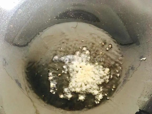 锅中烧热油下蒜末爆香。