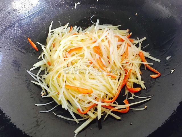 将土豆丝放进锅里翻炒两分钟。
