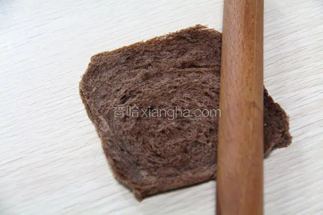 然后用擀面杖将其擀薄