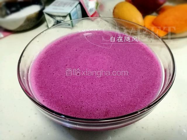 将榨好的火龙果汁与吉利丁粉液混合均匀