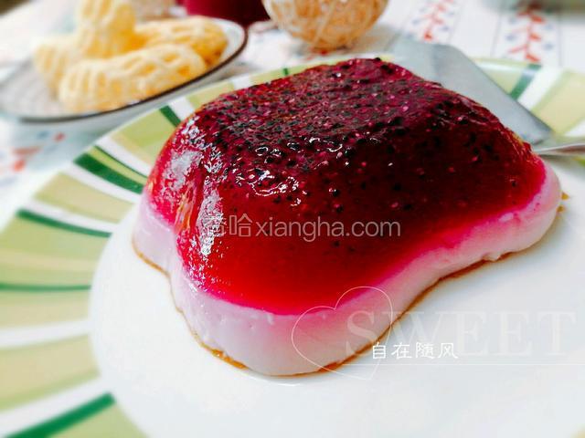 花型碗中布丁倒扣在盘中 