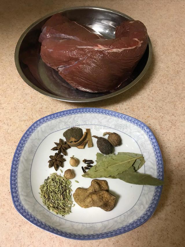 首先准备好㡳味用香料，牛肉洗净。