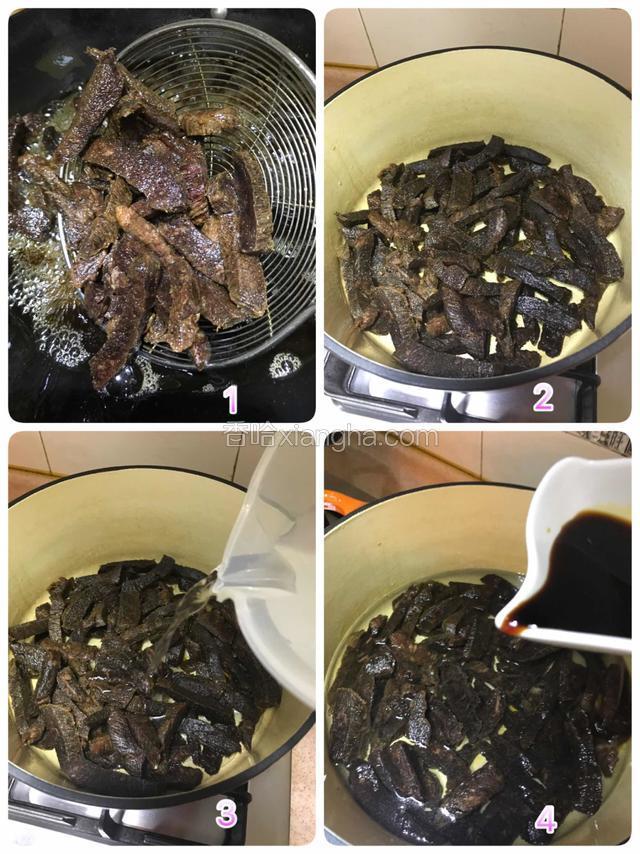 将炸好的牛肉捞出放入铸铁锅或者砂锅中，加入清水（刚好淹住牛肉即可），倒入生抽。