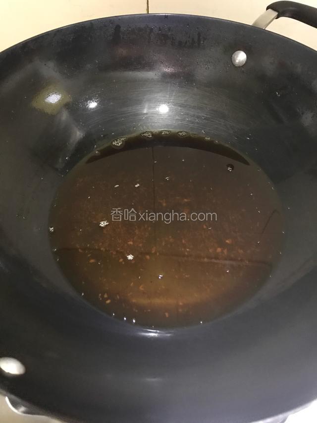 舀2大勺先前炸牛肉的油大火烧热。