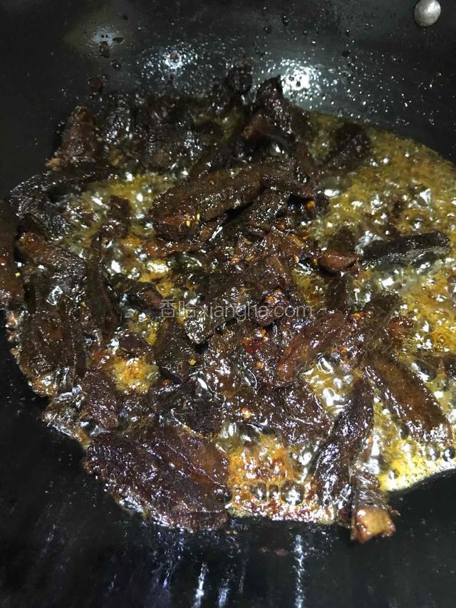 倒入煮好的牛肉爆炒。