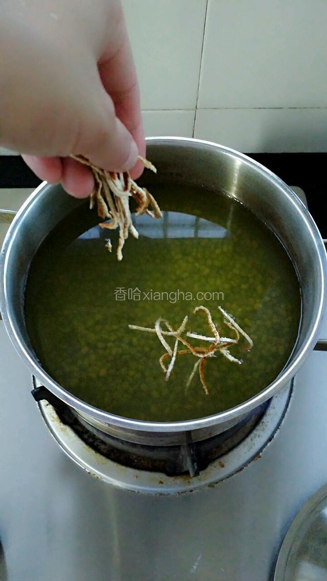 锅里放水，先下绿豆和陈皮煮