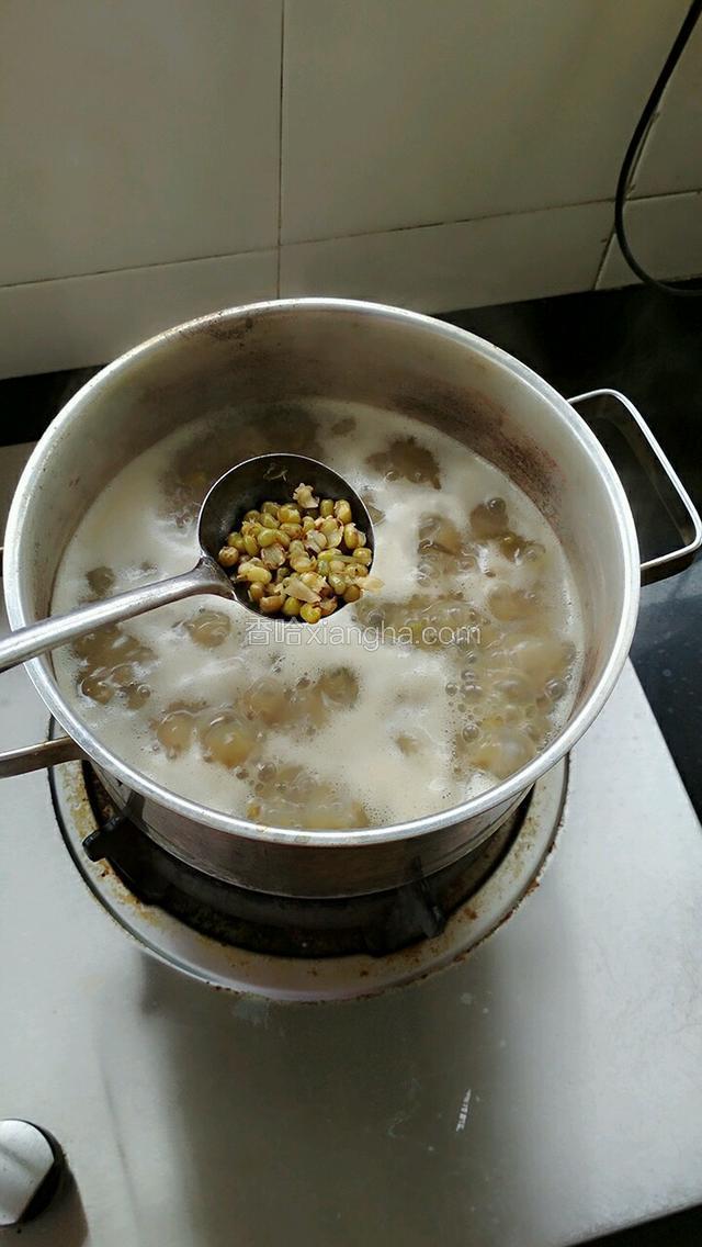 待绿豆爆开时，大概煲了二十分钟