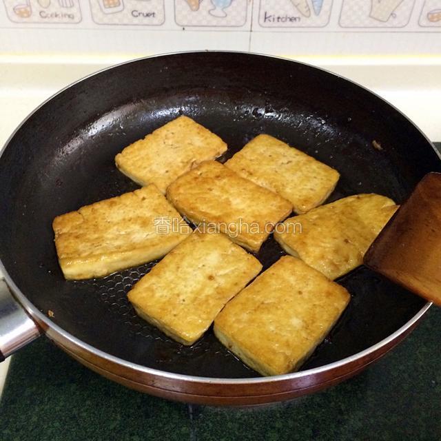 煮一分钟后记得把豆腐翻个面，待汤汁入味。