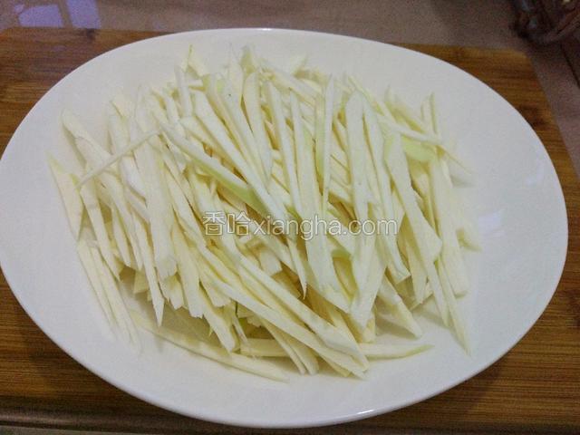 将茭白洗净切丝