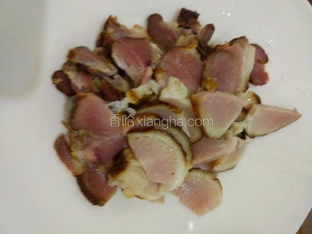 腊肉冷水放入锅中煮五六分钟，洗净切薄片