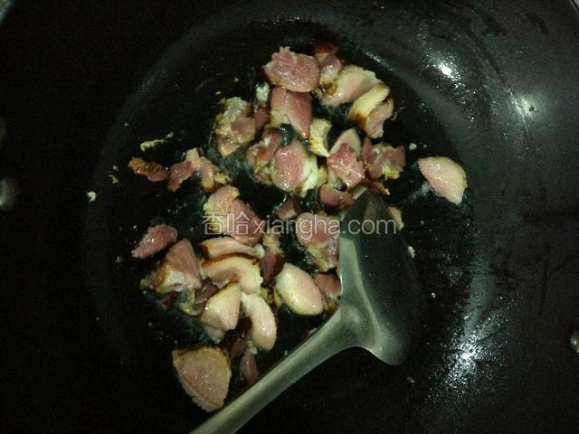 起锅中放入适量植物油六成热，倒入腊肉转小火，慢慢煸出油，盛出备用