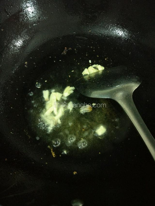 锅底留油，放入大蒜煸香