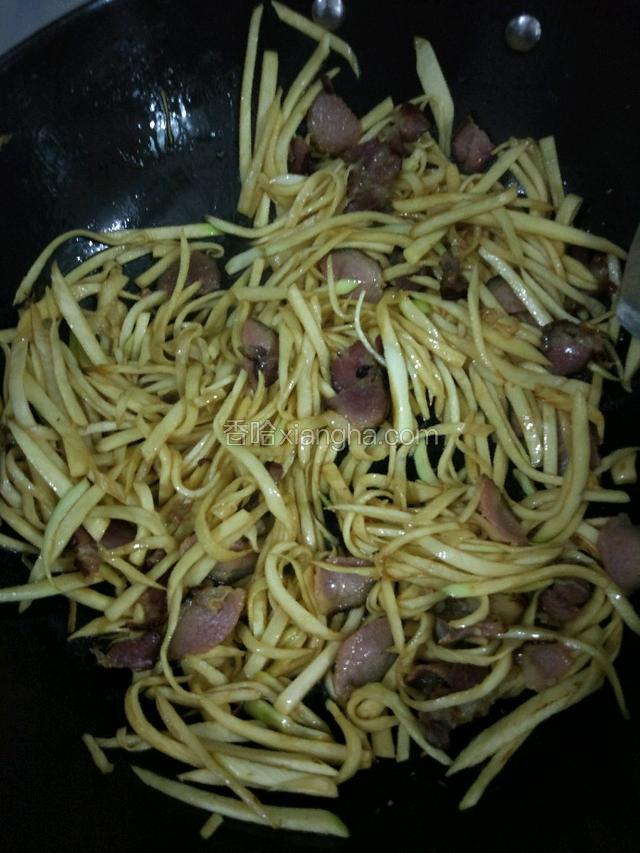 最后再倒入腊肉一起炒几下，即可出锅