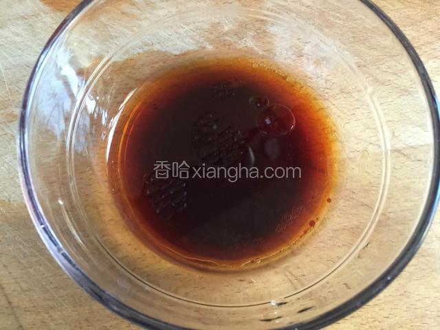 取一个小碗调入1汤匙蒸鱼豉油，1汤匙凉开水和1茶匙香油搅拌均匀。