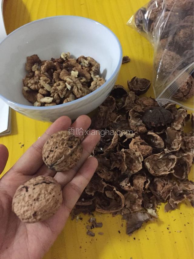 材料准备  徒手扒核桃  哈哈  核桃仁放到烤箱里150度烤5-8分钟，中间翻一下，闻到香味了，出锅，把皮稍微搓一下，口感会更好！