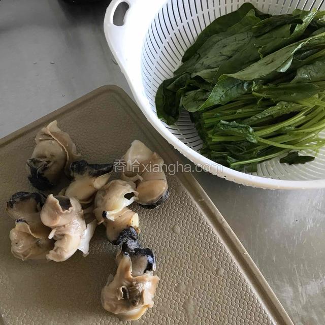 菠菜洗净切成两截，海螺肉洗净备用