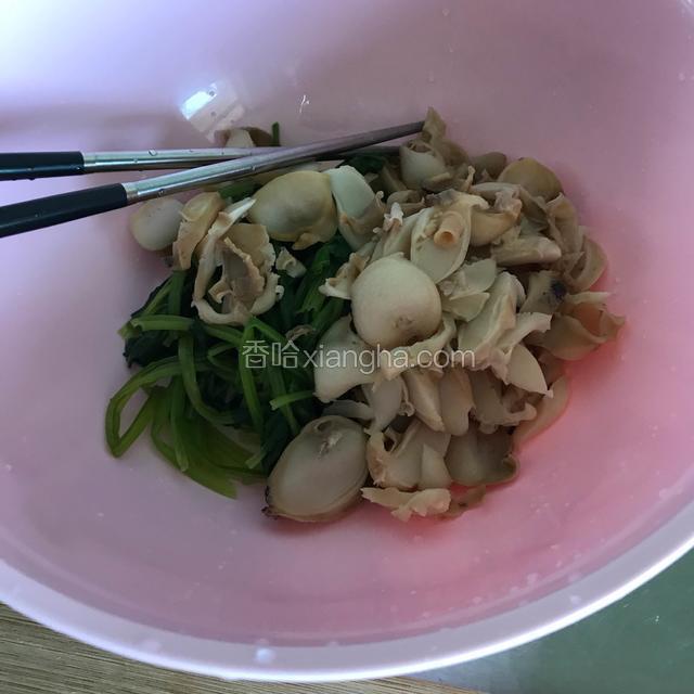 另起一锅水烫菠菜捞出晾凉和海螺肉一起放在拌菜盘里