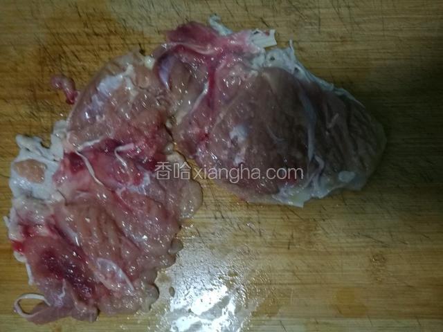 拆完骨头将鸡腿平铺，然后用刀背或者肉锤将肉锤松。