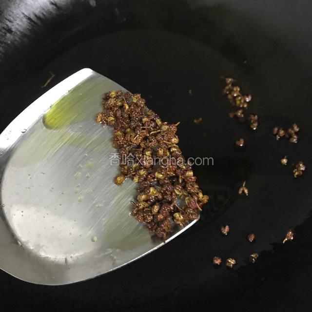 锅烧热倒油炸香花椒，油要比平常炒菜稍微多一点，关火，铲出花椒