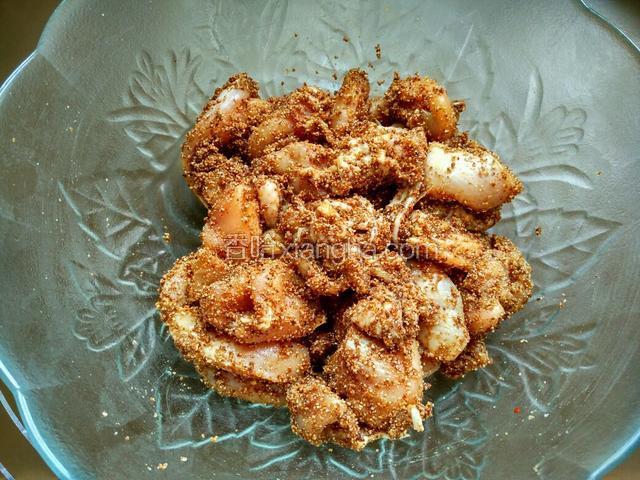 抓匀，让每块鸡肉表面都沾上粉料。