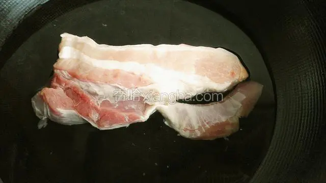 五花肉洗净加料酒焯下水