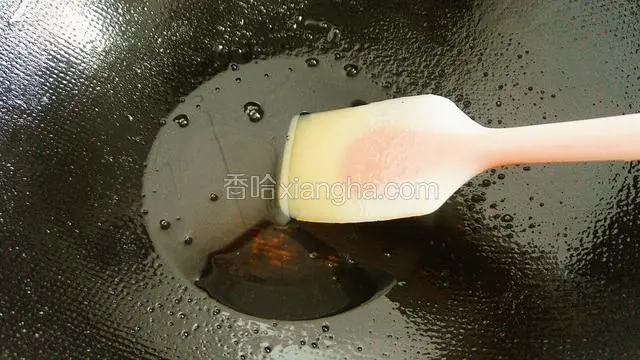 熬制成糖浆关火（中间需要不停翻拌）