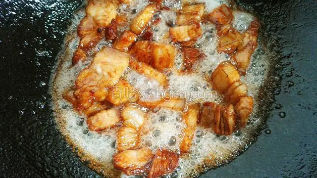 倒入五花肉翻炒上色