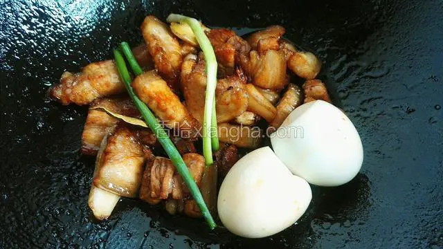 土鸡蛋提前煮熟剥壳，放入锅里