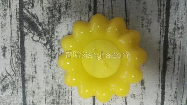 剩米饭蒸热，使用太阳花模具把米饭倒扣在盆子