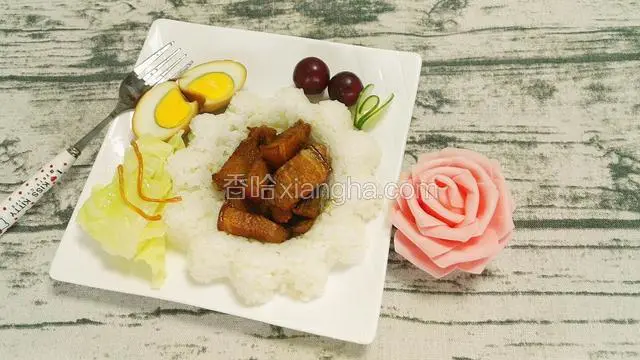 鸡蛋切两半，在太阳花中间放上卤肉，淋上点汁，蔬果点缀下。美美哒开吃吧